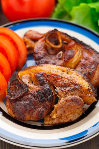 Pfanne gebratenes Schweinefleisch mit Tomaten — Stockfoto