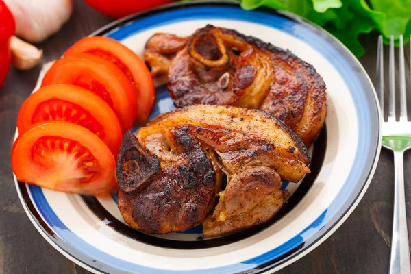 Pan gebakken varkensvlees met tomaten — Stockfoto