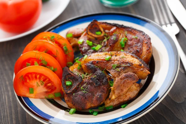 Pan gebakken varkensvlees met tomaten — Stockfoto