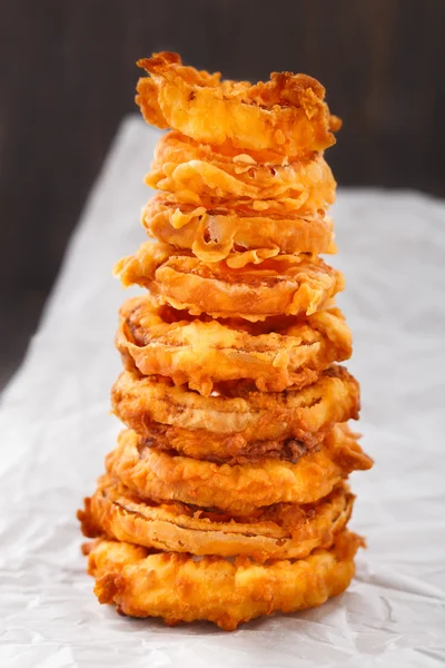 Hausgemachte knusprige gebratene Zwiebelringe — Stockfoto