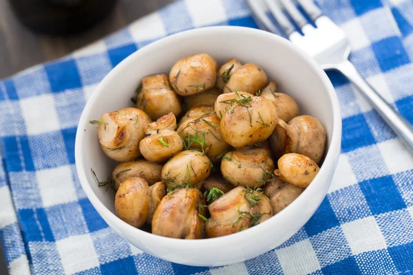 Pfanne sautierte Champignons in einer Schüssel — Stockfoto