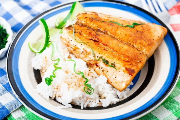 Запеченный лосось с рисом — стоковое фото