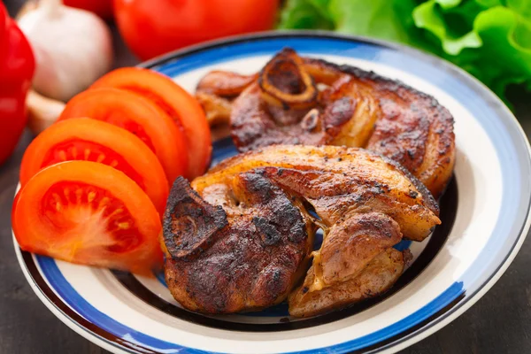 Pfanne gebratenes Schweinefleisch mit Tomaten — Stockfoto