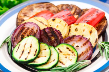 Tabakta ızgara sebzeler
