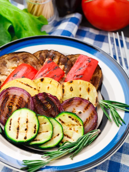 Verduras a la parrilla en un plato — Foto de Stock