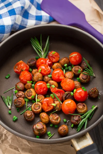 Roasted mushrooms with cherry tomatoes — Stock Photo, Image