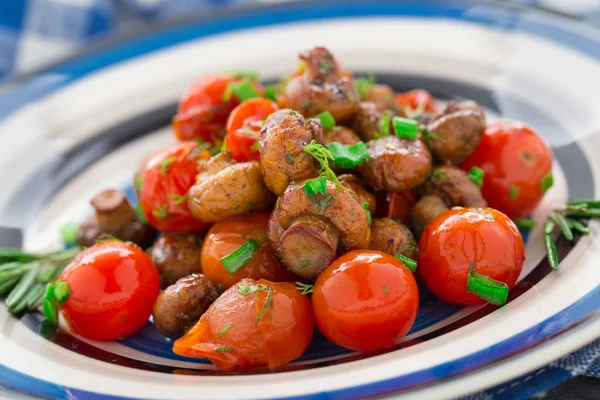 Roasted mushrooms with cherry tomatoes — Stock Photo, Image