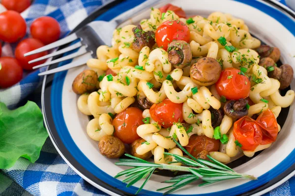 Pasta with roasted mushrooms and cherry tomatoes — Stock Photo, Image