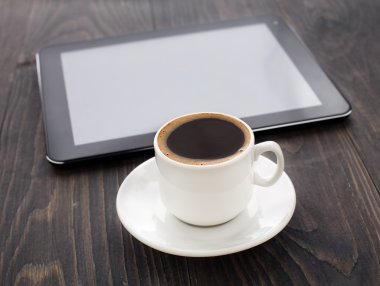 fincan kahve ve tablet