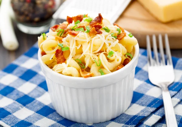 Maccheroni e formaggio con pancetta — Foto Stock