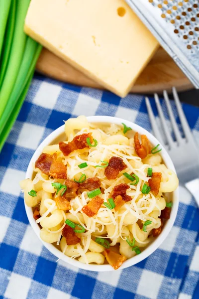 Maccheroni e formaggio con pancetta — Foto Stock