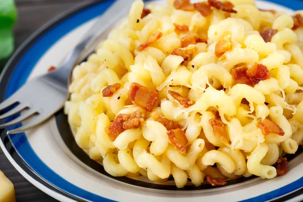 Maccheroni e formaggio con pancetta — Foto Stock