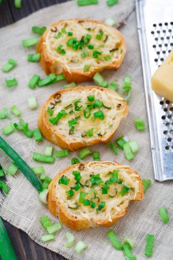 Bruschetta peynir ve yeşil soğan ile