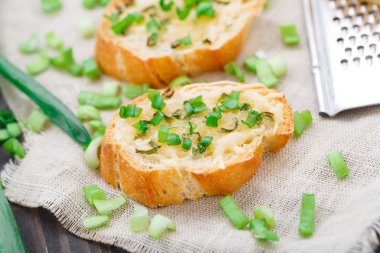 Bruschetta peynir ve yeşil soğan ile
