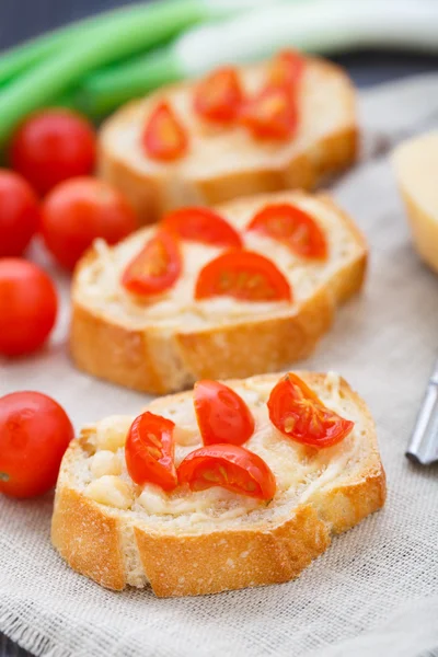Bruschetta com tomate cereja — Fotografia de Stock