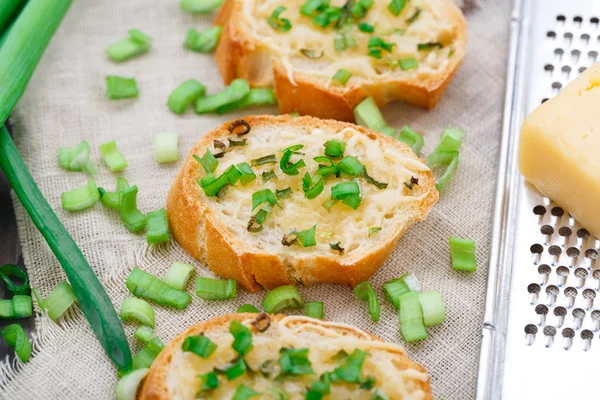 Bruschetta con queso y cebolla — Foto de Stock