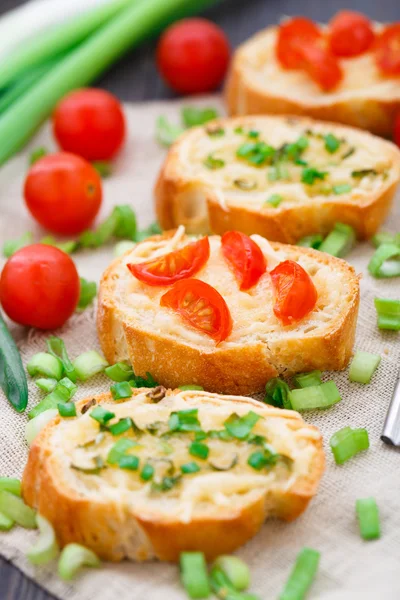 Bruschetta mit Kirschtomaten und Schalotten — Stockfoto