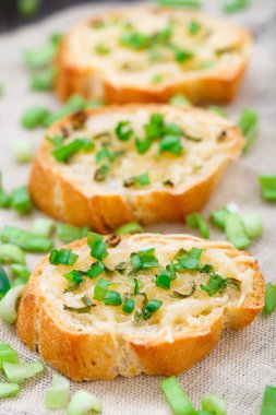 Bruschetta peynir ve yeşil soğan ile