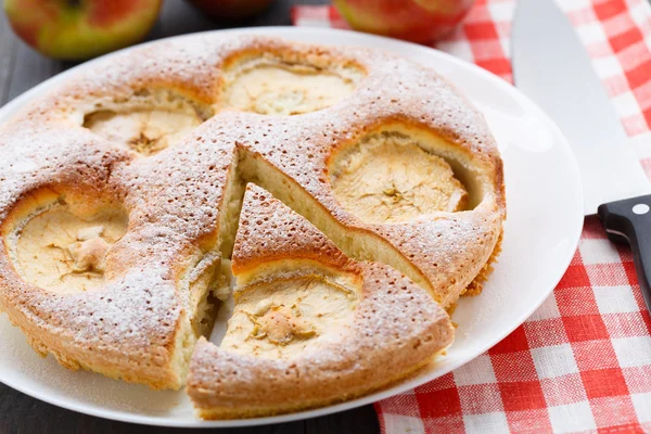 Čerstvě upečený jablečný koláč — Stock fotografie