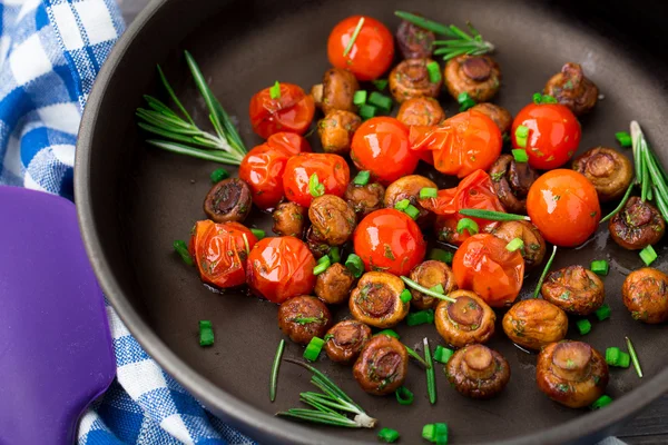 Gebratene Champignons mit Kirschtomaten — Stockfoto