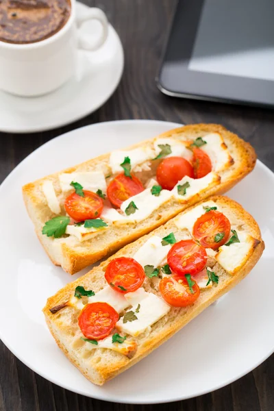 Office breakfast. Vegetarian sandwich and coffee — Stock Photo, Image