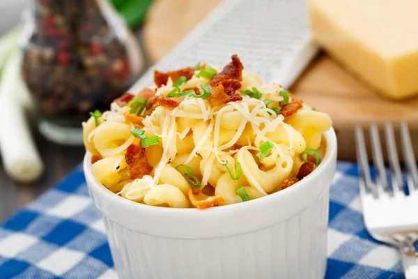 Macarrones y queso con tocino — Foto de Stock