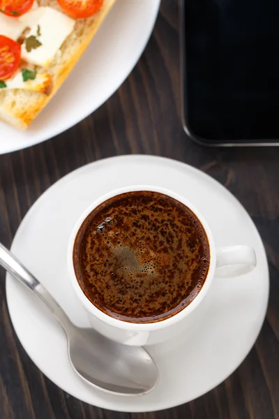Šálek kávy, sendvič a tablet — Stock fotografie
