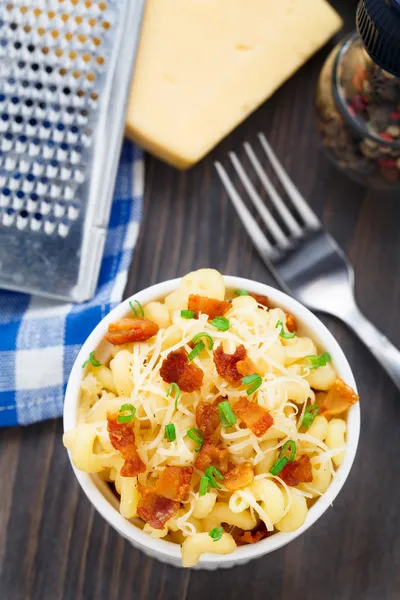 Mac and cheese with bacon — Stock Photo, Image