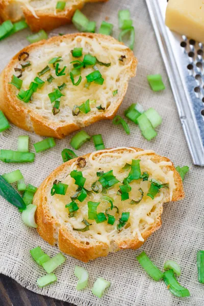 Bruschetta com queijo e cebolinha — Fotografia de Stock