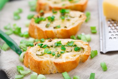 Bruschetta peynir ve yeşil soğan ile