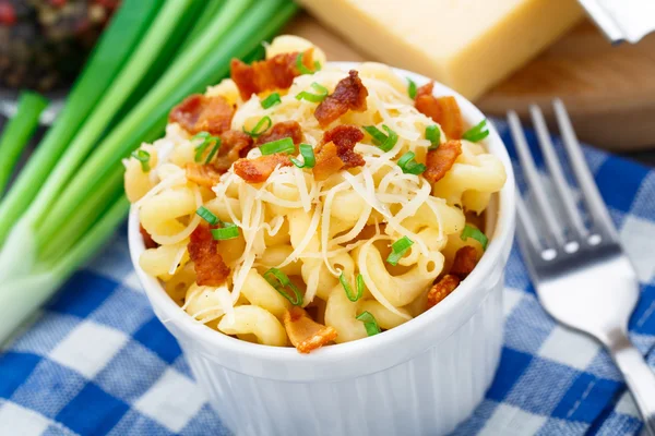 Maccheroni e formaggio con pancetta — Foto Stock