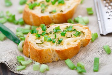 Bruschetta peynir ve yeşil soğan ile