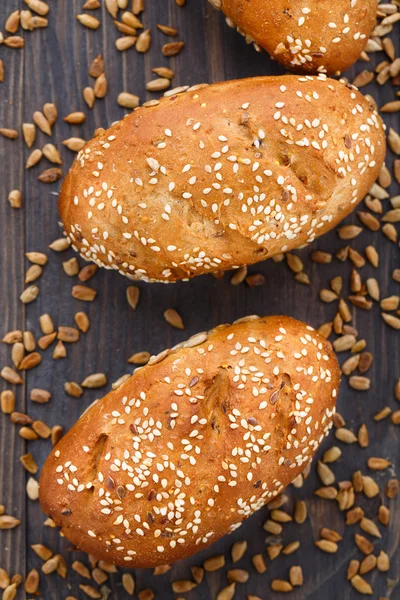 Leckeres frisches Brötchen mit Samen — Stockfoto