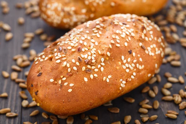 Leckeres frisches Brötchen mit Samen — Stockfoto