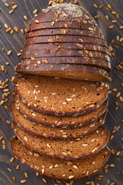 Lezzetli taze ekmek ile ayçiçeği tohumu — Stok fotoğraf