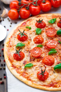 Vejetaryen pizza domates ile