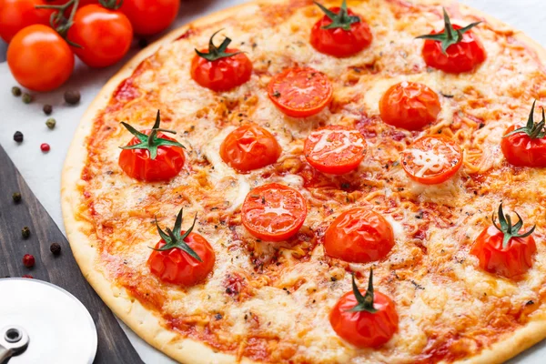 Vejetaryen pizza domates ile — Stok fotoğraf