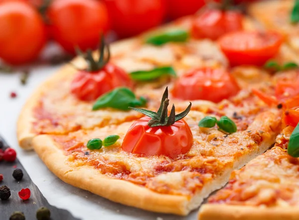 Vegetarische pizza met cherry tomaten — Stockfoto