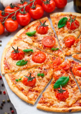 Vejetaryen pizza domates ile