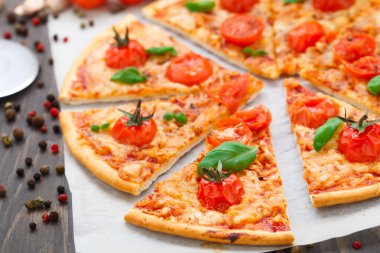 Vejetaryen pizza domates ile