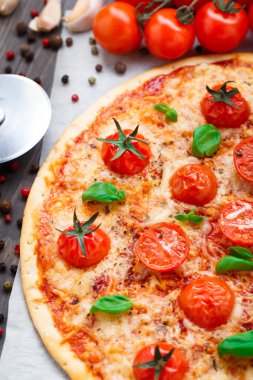 Vejetaryen pizza domates ile