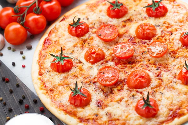 Vegetarisk pizza med körsbärstomater — Stockfoto