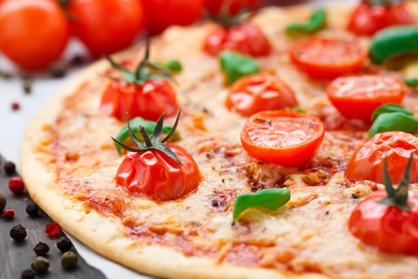 Pizza vegetariana com tomate cereja — Fotografia de Stock