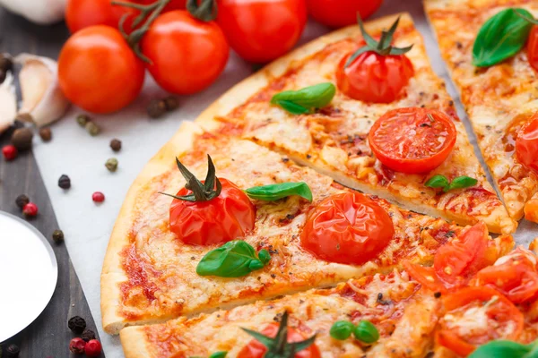 Pizza vegetariana con tomates cherry — Foto de Stock