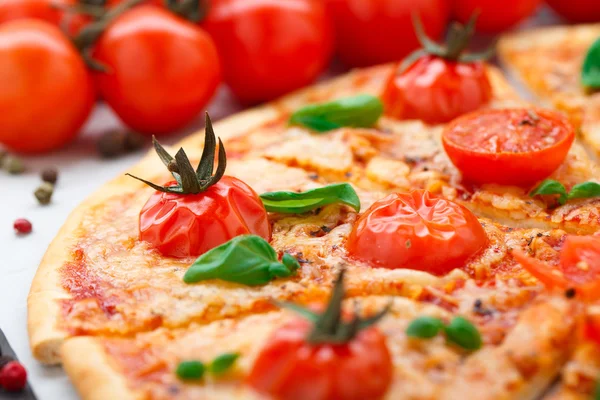 Pizza wegetariańska z pomidorkami — Zdjęcie stockowe