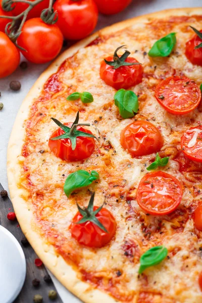 Pizza vegetariana con tomates cherry — Foto de Stock