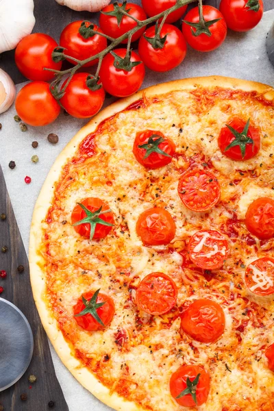 Vegetarische pizza met cherry tomaten — Stockfoto