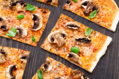 Mantarlı vejetaryen pizza.