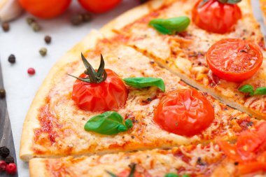 Vejetaryen pizza domates ile