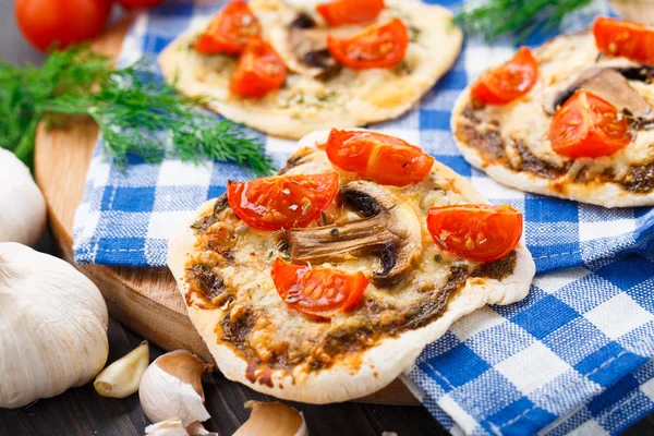 Mini pizza vegetariánská — Stock fotografie